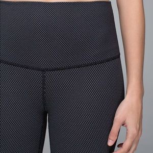 Lululemon Wunder Under Roll Down in Diamond Diamond Dot Black/White